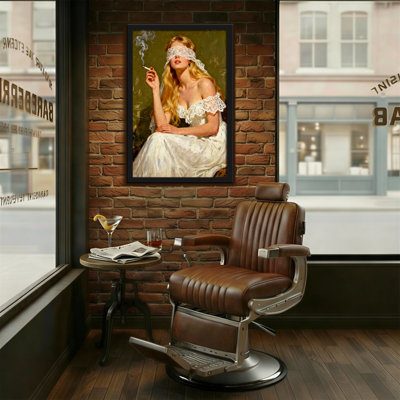 Femme à la mode en robe blanche