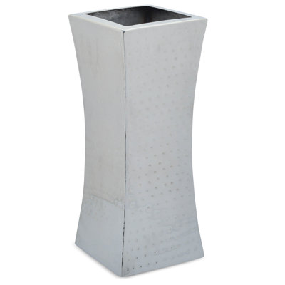 Grand vase carré en argent martelé 9403