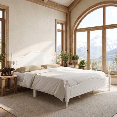 Structure de lit de la chambre principale blanche avec vue sur les sommets, grand lit plateforme en bois massif, conception de chalet rustique symétrique