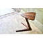 Table de bout abstraite en bois massif