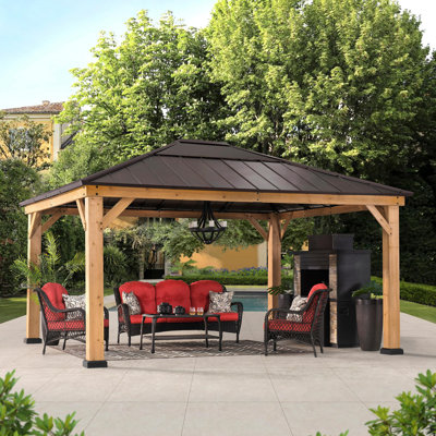 Pavillon de jardin en bois de cèdre standard avec toit rigide en acier brun et toit en polycarbonate pour abri de jardin 13 pi x 15 pi Sunjoy