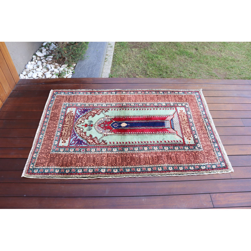 Tapis turc classique vert avec des motifs complexes élégants parfaits comme tapis de porte pour votre entrée