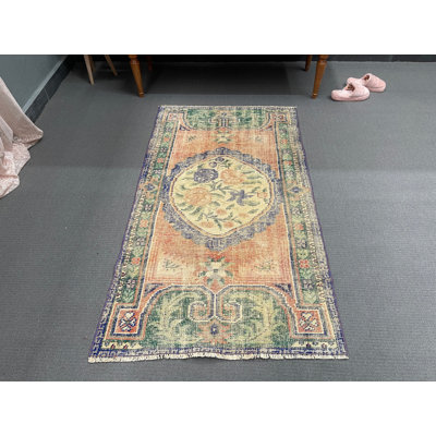 Tapis beige rétro en laine 33,5 x 59,4 po