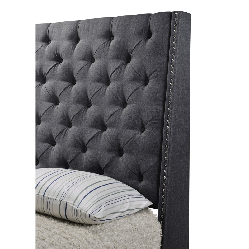 Grand lit tapissier gris avec capitonnage à boutons et garniture cloutée attrayante pour une chambre à coucher contemporaine et captivante