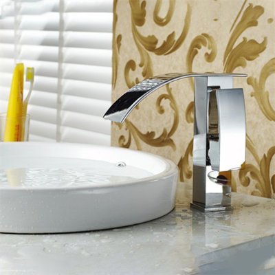 Robinet de lavabo Nora - style pluie d'automne avec finition en chrome poli pour lavabos de salle de bain modernes