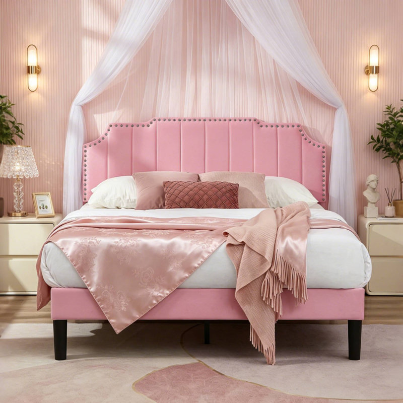 Grand lit plateforme en velours rose avec tête de lit à garniture cloutée, cadre de lit tapissier sans sommier, lit rosé moderne pour la chambre à coucher