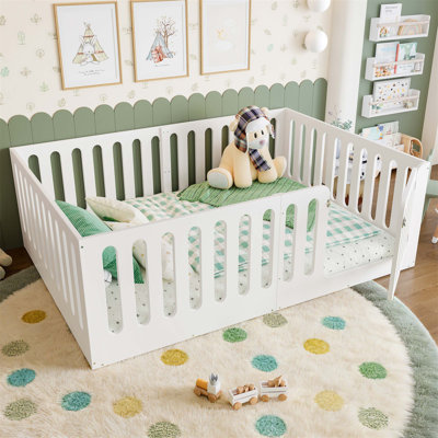 Lit sur pied Montessori avec clôture haute sécurité et porte ludique intégrée pour un sommeil autonome et une imagination imaginative.