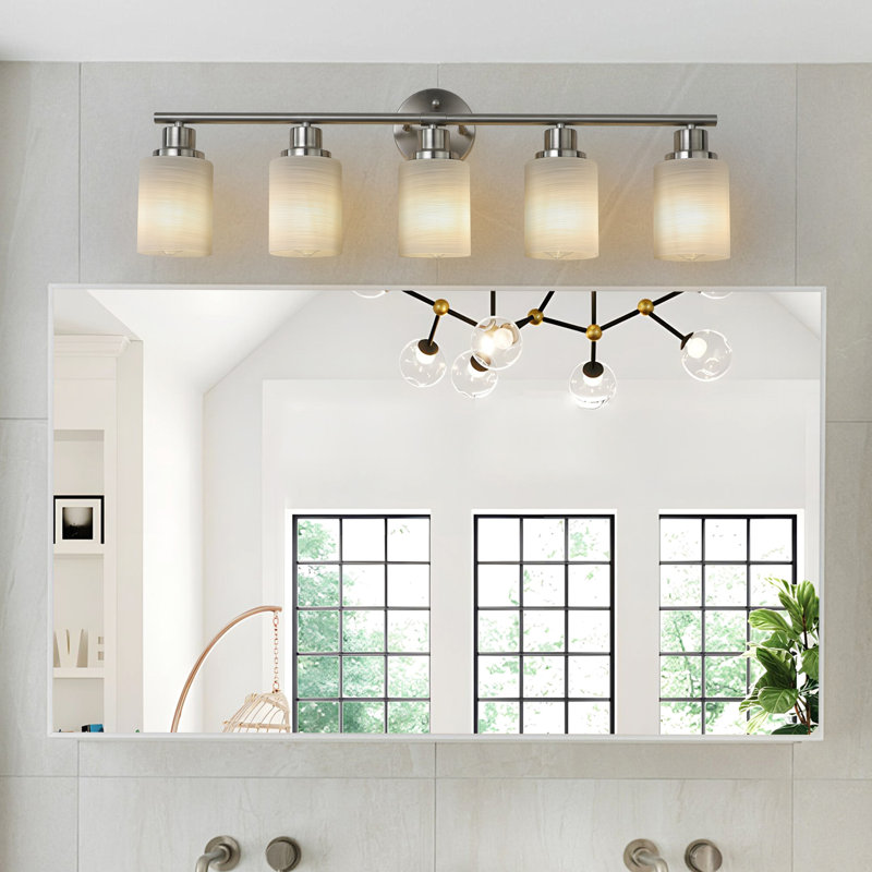 5- Applique murale en nickel brossé avec abat-jour en verre givré - Ajoutez une touche moderne à votre salle de bain et à votre couloir