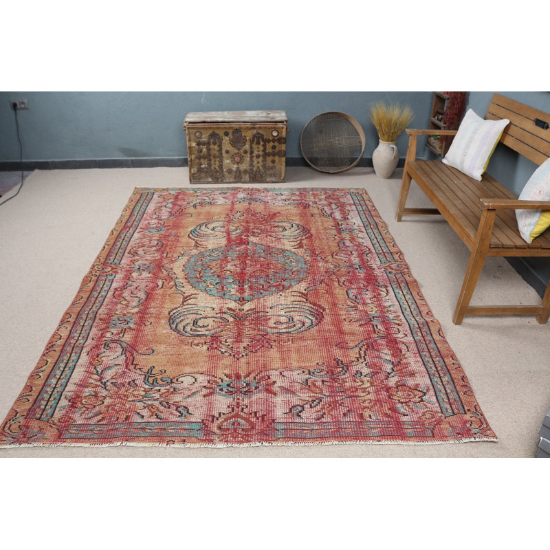 Tapis turc tissé à la main dans des tons rouges et bleus chaleureux avec un motif de médaillon orné unique pour la décoration intérieure