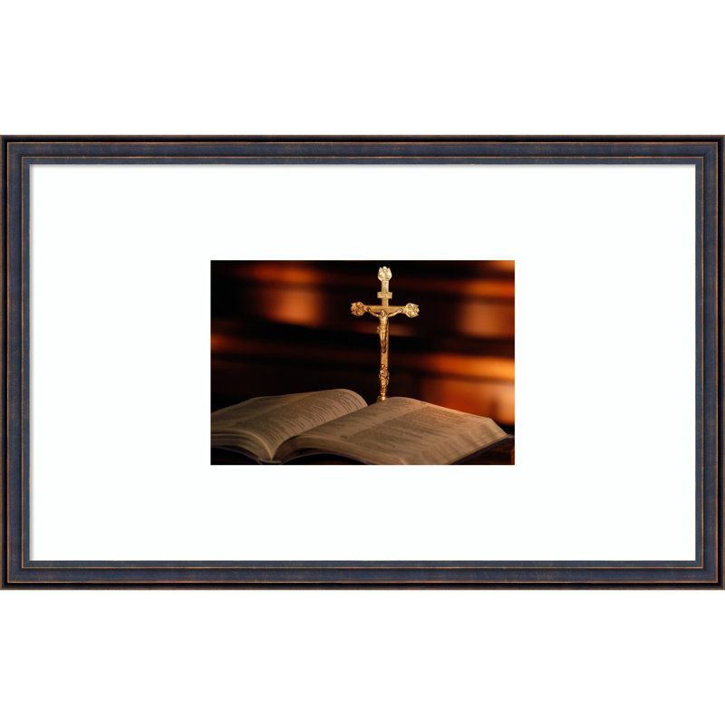 «Open Bible and Crucifix», reproduction d'art murale encadrée en bois