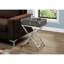 Table d'appoint compacte pour chambre à coucher avec plateau en stratifié brun et poignée taupe : un accessoire polyvalent en détail