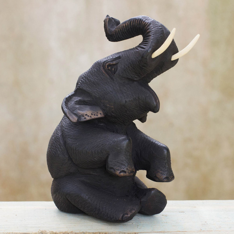 Sculpture teck éléphant bébé happy Kittery