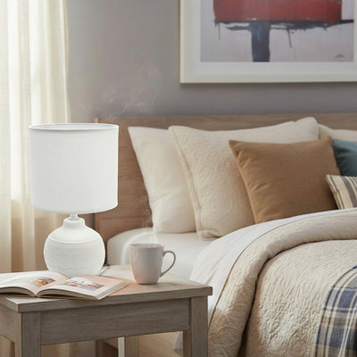 Lampe de table en céramique avec abat-jour floral embossé blanc