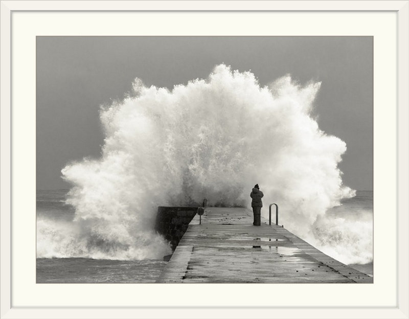 Reproduction de photo de Straub «Waves» par Mikel Lastra, H 25 po x l 32 po x P 1 po, Cadre blanc