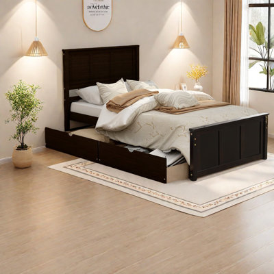 Lits plateforme peu encombrants, structure simple en bois de pin, style maison moderne