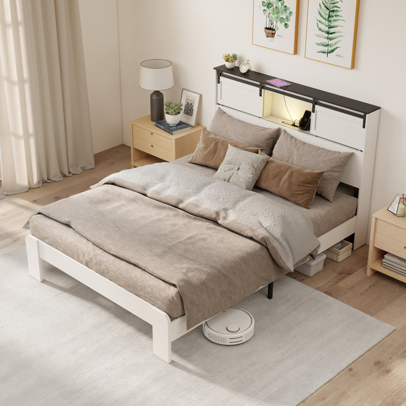 Lit Queen style ferme avec tête de lit de rangement, lit plateforme en bois avec station de recharge et lumière DEL, espace de rangement dissimulé, sommier non requis