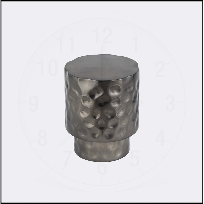 Table de bout moderne en métal martelé à la main, parfaite pour ajouter une touche d'élégance et de durabilité à tout salon.