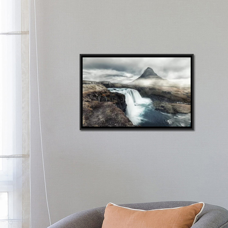 «Kirkjufell in Mist», impression sur toile, H 18 po x l 26 po x P 1,5 po, Toile avec cadre flottant noir, Pas de tapis