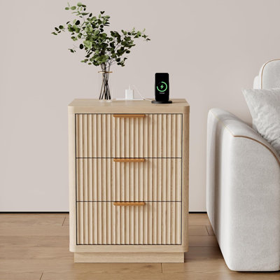 Table de chevet cannelée avec station de charge et tiroirs, table de chevet moderne de style Mid-Century avec poignée en métal pour la pièce