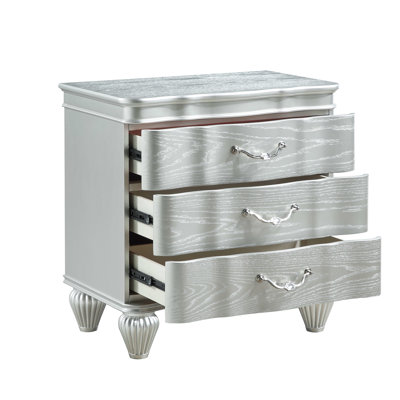 Table de chevet à 3 tiroirs de style traditionnel argenté et fabrication en bois, pour l'espace de rangement de la chambre à coucher avec des besoins esthétiques solides