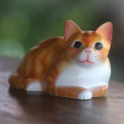 Figurine de chat allongé en bois
