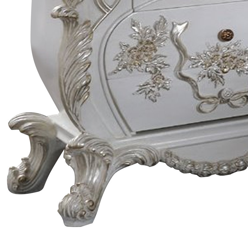 Table de chevet Jernie avec décoration florale ornée et 3 tiroirs, blanc antique