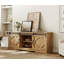 L'ensemble de meubles de salon Farmhouse de 4 comprend un meuble télé de 65 pouces avec porte de grange, une table basse carrée en bois et un chêne rétro