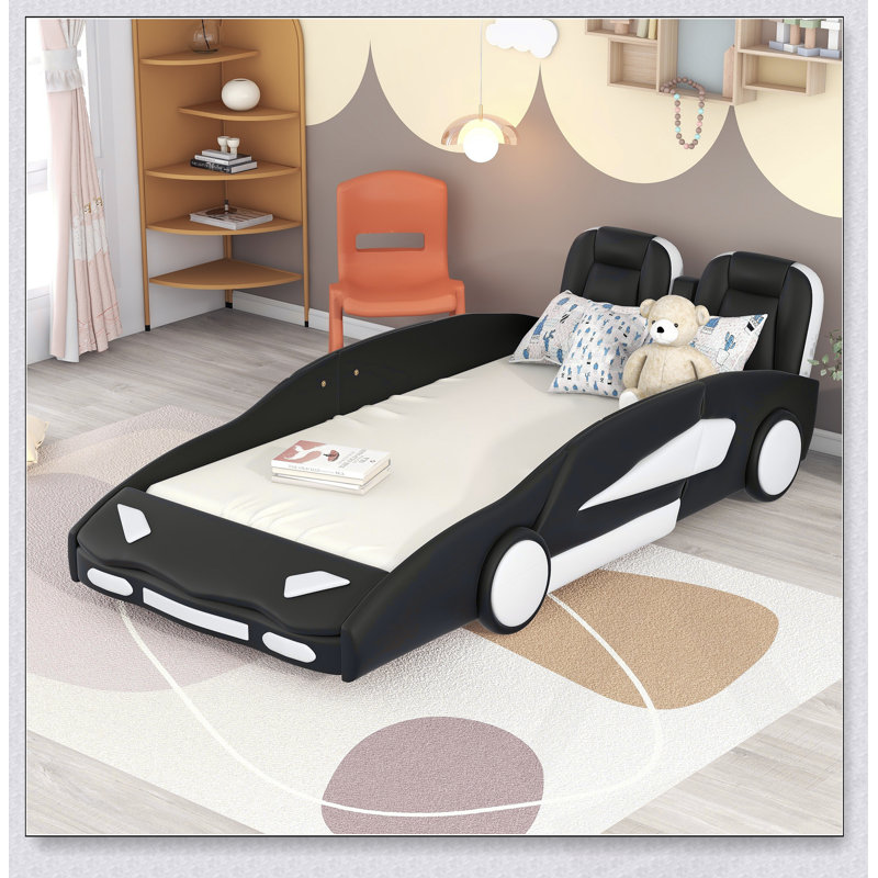 Lit plateforme en forme de voiture de course avec roues, fabrication en bois de pin durable, parfait pour les chambres d'enfants et décor ludique.