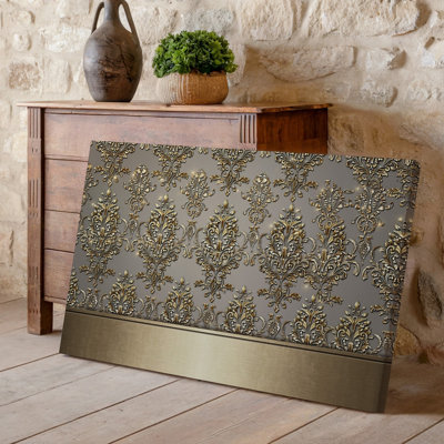 La toile crée un design de papier peint élégant avec un motif damassé complexe en or chatoyant contre un taupe doux