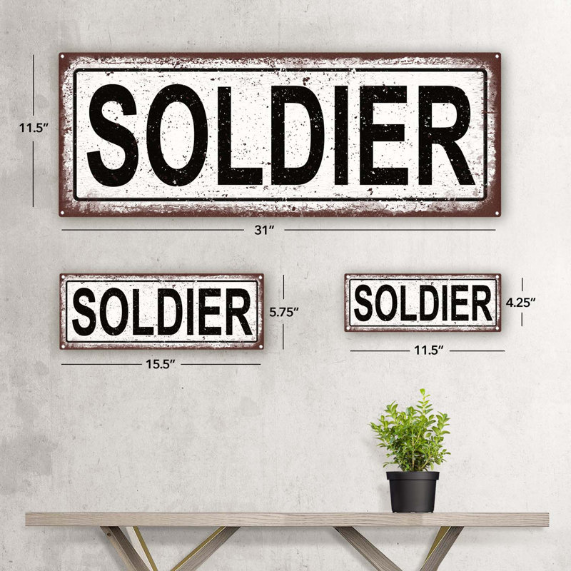«Soldier Metal Sign» sur métal, H 11,5 po x l 31 po