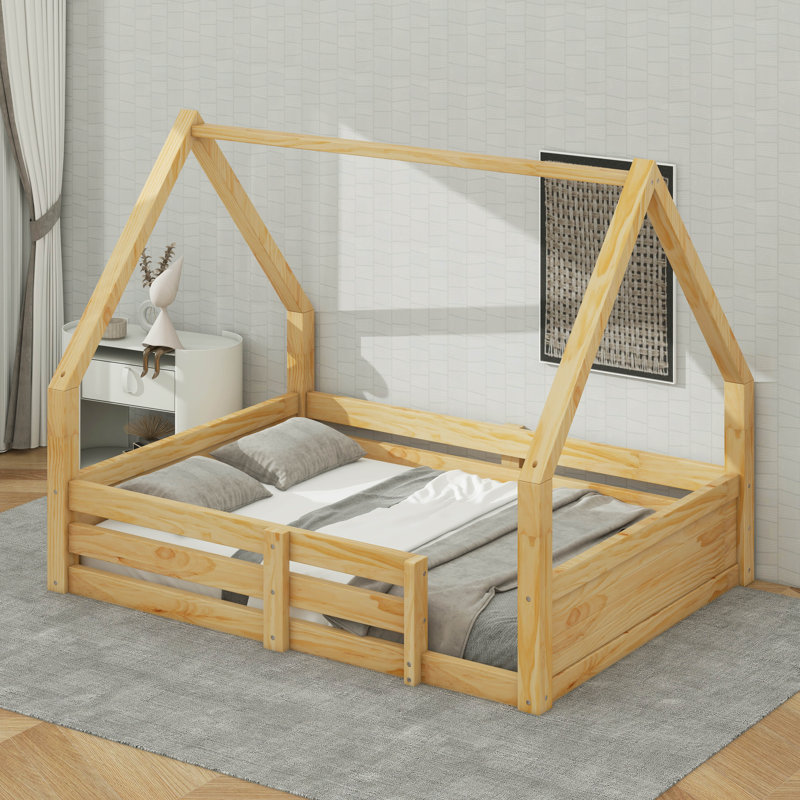 Lit de style maison avec plancher en bois, barrières de sécurité sur 3 côtés et plinthes cannelées texturées, Naturel