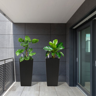 Jardinière carrée pour usage intérieur ou extérieur, pot de fleurs en faux rotin de 22 pouces de hauteur avec arrosage automatique pour porche, patio, cour arrière, facilite la conservation des fleurs (paquet de 2, noir)