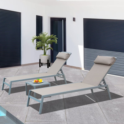 Chaise longue d'extérieur en métal avec table Olida (3 pièces)