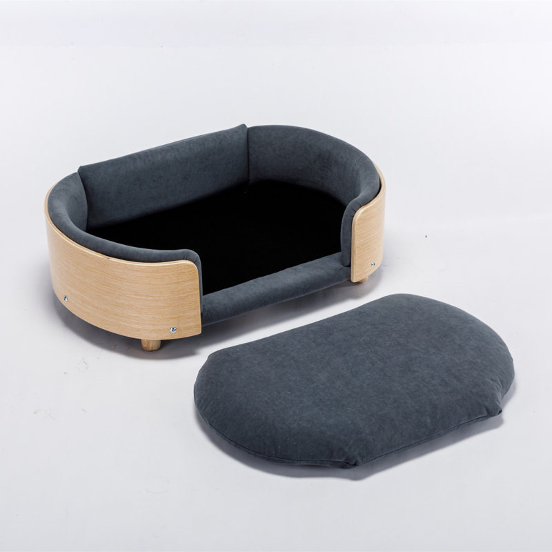 Lit pour chien surélevé de style scandinave avec pieds en bois massif et dossier en bois cintré, coussin en velours gris moyen