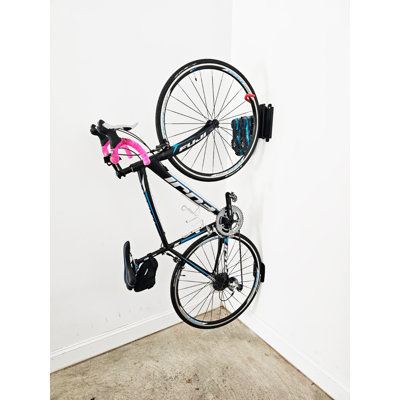 Support mural pivotant pour vélo avec crochets de rangement: capacité de 77 lb, revêtement en caoutchouc pour garages / appartements