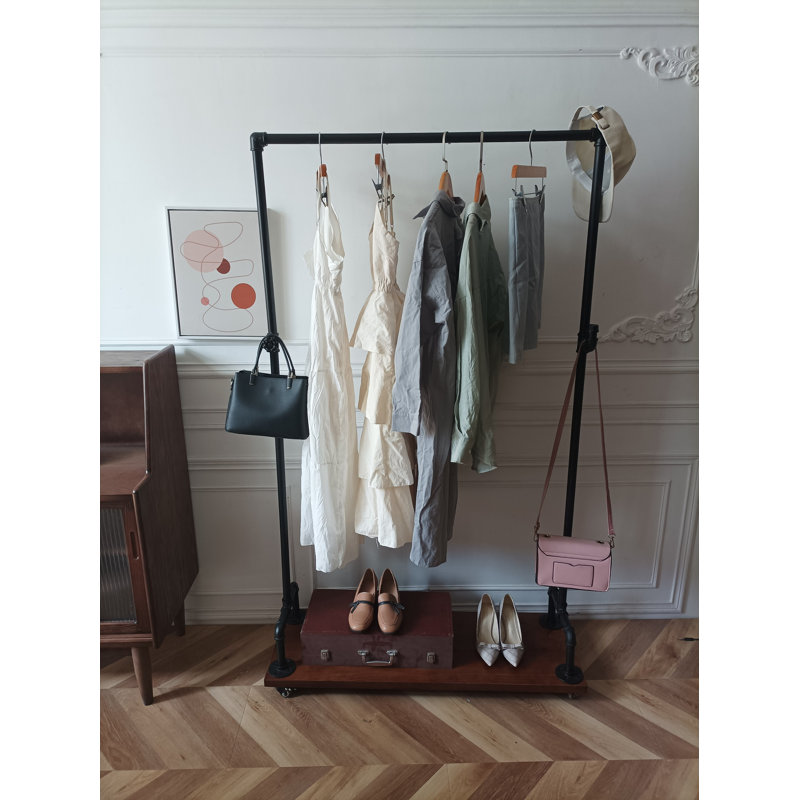 Porte-vêtements à roulettes