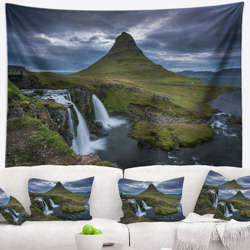 Paysage avec magnifique tapisserie cascade Kirkjufellsfoss, H 32 po x l 39 po