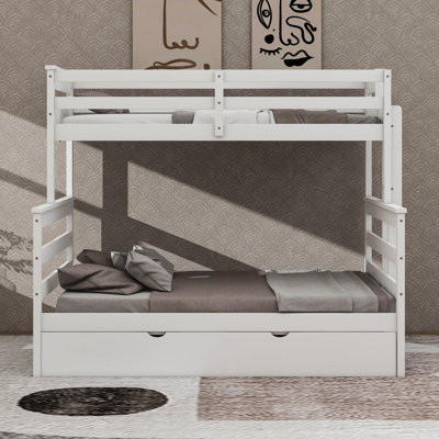 Lit simple superposé au-dessus de grand lit simple avec lit gigogne, cadre de lit en bois avec échelle et garde-corps, séparé en 3 lits