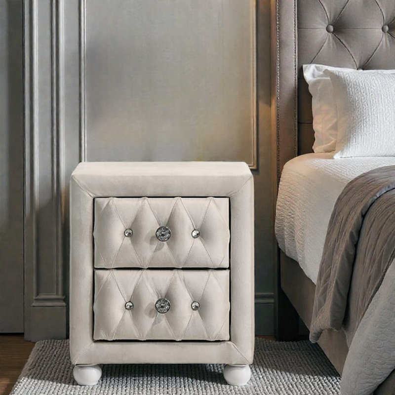 Table de chevet rembourrée à 2 tiroirs en tissu beige avec capitonnage à losanges et poignées en cristal