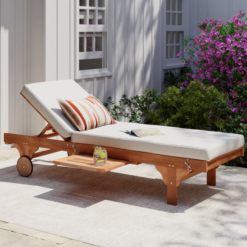 Chaise longue simple inclinable en eucalyptus avec coussins 78,70 po Jivera, Beige, Naturel