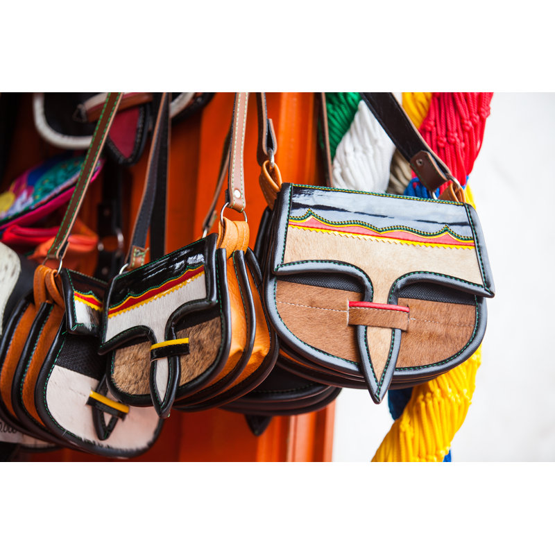 Colombian Traditional Leather Satchel - Photographie sur toile tendue, L 12 po x H 8 po