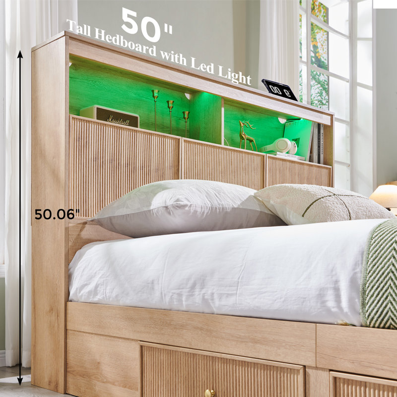 Structure de lit avec tête de lit avec rangement, station de charge avec lumières DEL / tête de rangement, base de lit moderne à 4 tiroirs avec lit plateforme en bois cannelé