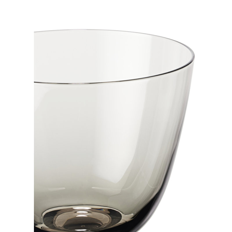 Verre coulant sur pied, Gris