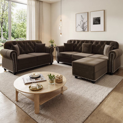 Ensemble de canapé et causeuse en velours 3 places avec repose-pieds, style chesterfield de style Mid-Century, capitonné avec garniture cloutée et accoudoirs roulés, ensemble de salon 5 places