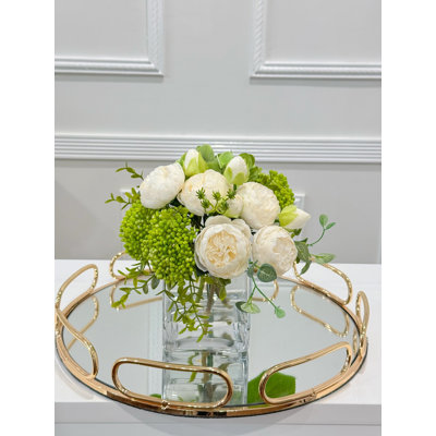 Arrangement floral fausses pivoines, hortensias et baies dans un vase