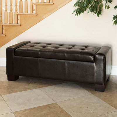 De couleur brune. Offre amplement d'espace de rangement pour les oreillers, couvertures et fournitures pour animaux. Ouverture douce de la charnière pressurisée. Assemblage requis. Banc 50,75 po x 20 po 17 po brun. Cuir retravaillé avec rangement spacieux.