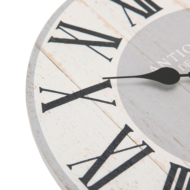 Horloge murale romaine à chiffres romains