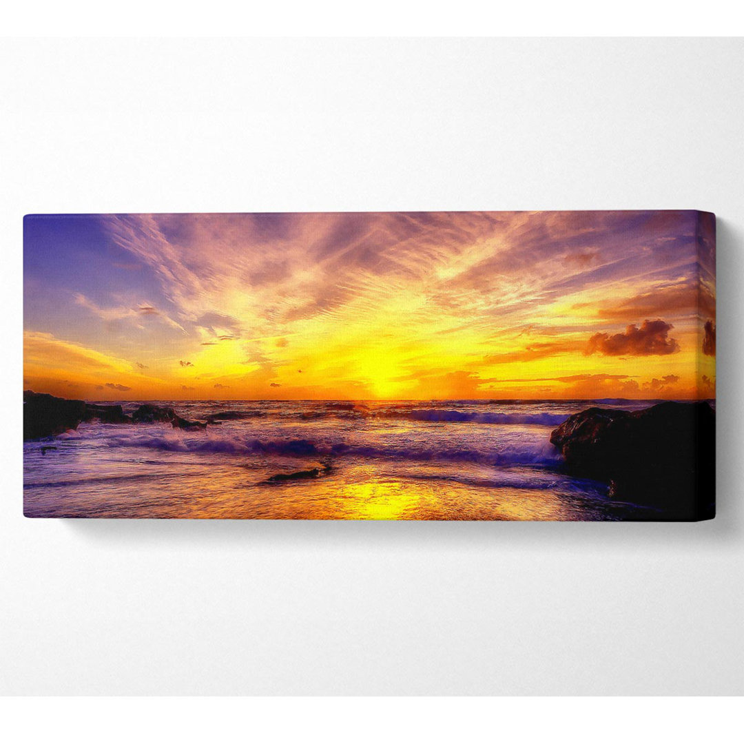 Paradiesischer Strand mit flammendem Himmel Panoramaleinwand