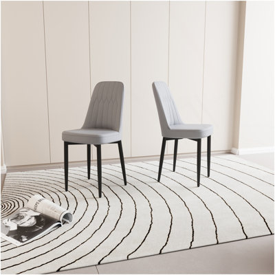 Un ensemble de 2 chaises de salle à manger, de style moderne, fabriquées en similicuir de haute qualité avec des coussins moelleux épais, des pieds de cuisine en métal noir et des chaises de salle à manger (blanches et bleues)