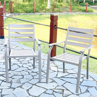 Chaises de salle à manger d'extérieur en fer de couleur crème toutes saisons, idéales pour le jardin et la terrasse, structure à l'épreuve de l'environnement avec revêtement écologique, chaises à revêtement lisse en couleur, espaces multiples pour patio, installation rapide de haute technologie rouille